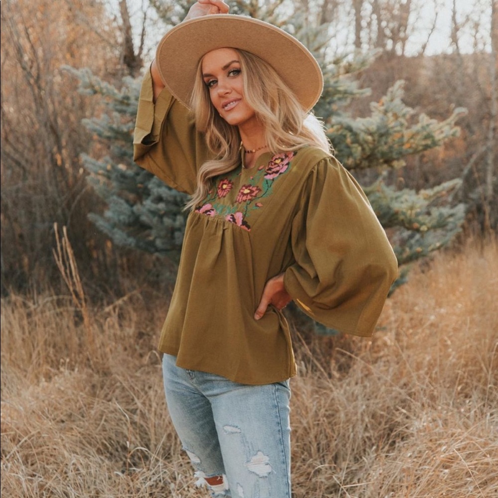 Embroidered top with flowy sleeves 🌺